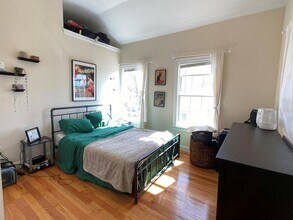 14 Flint St, Unit 1 in Somerville, MA - Foto de edificio - Building Photo