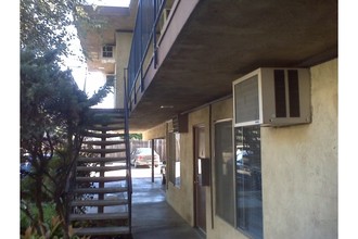 Dameron Apartments in Stockton, CA - Building Photo - Building Photo