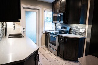 6512 Rockhill Rd in Kansas City, MO - Building Photo - Building Photo