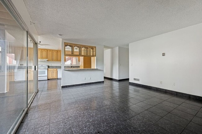 5462 Adobe Falls Rd in San Diego, CA - Building Photo - Building Photo