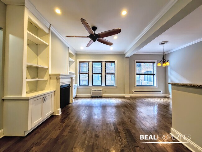 744 W Addison St, Unit 1 in Chicago, IL - Foto de edificio - Building Photo