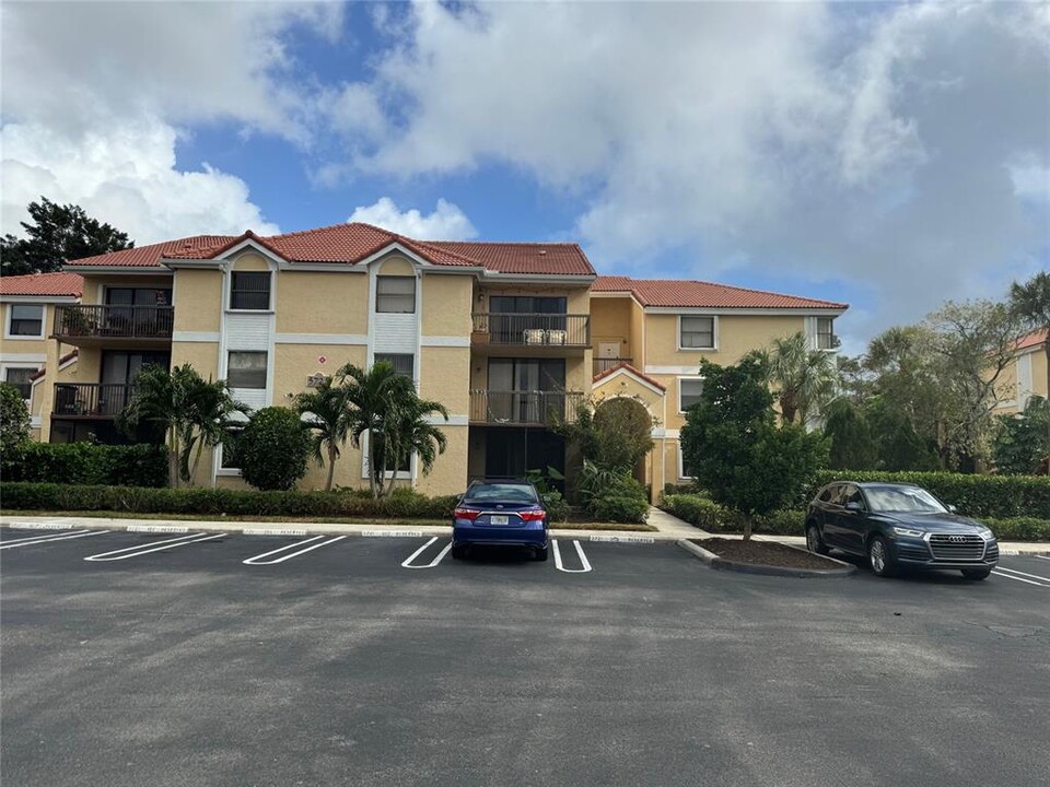 5721 Riverside Dr in Coral Springs, FL - Building Photo