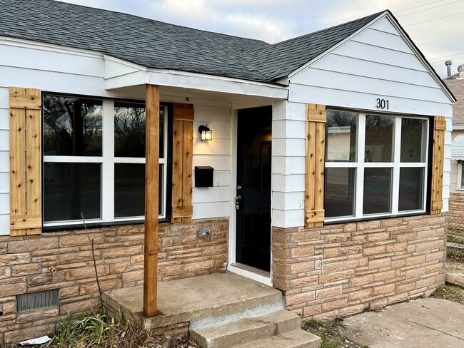 301 E Rickenbacker Dr in Midwest City, OK - Building Photo - Building Photo