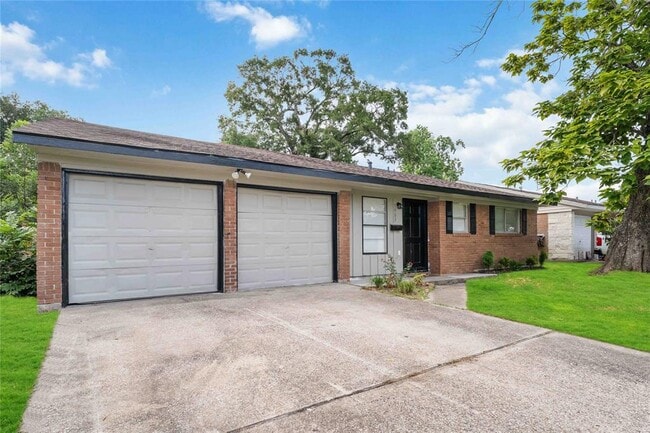 1903 Scarborough Ln in Pasadena, TX - Foto de edificio - Building Photo