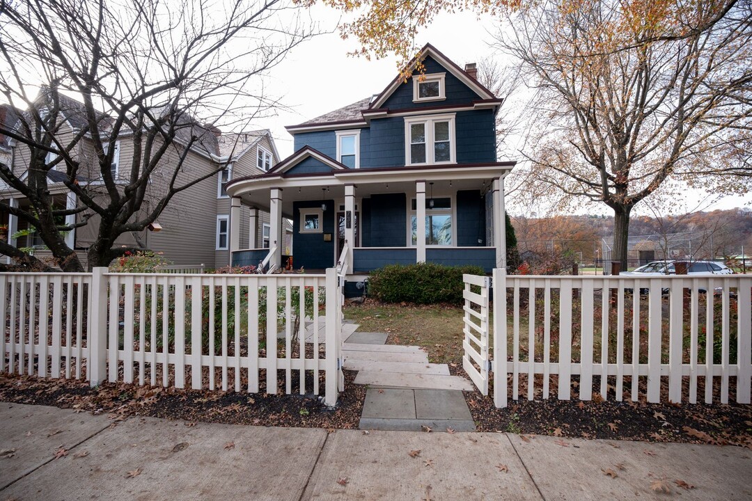731 3rd St in Oakmont, PA - Building Photo
