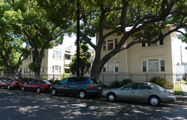 2900 Francis Ave in Los Angeles, CA - Foto de edificio - Building Photo