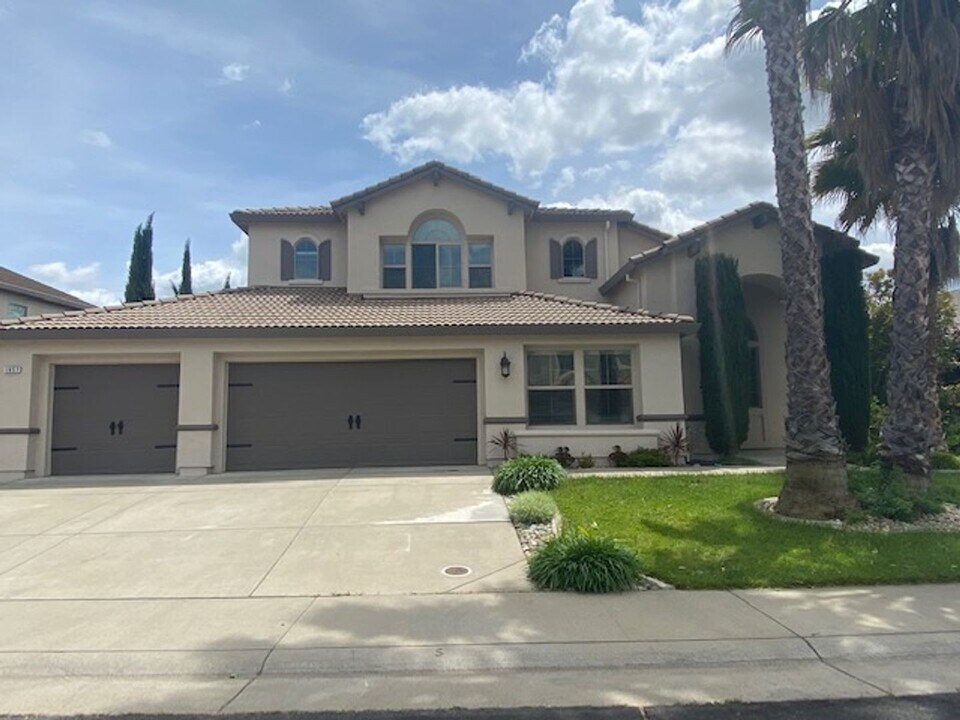 1957 St Patrick Ln in Roseville, CA - Building Photo