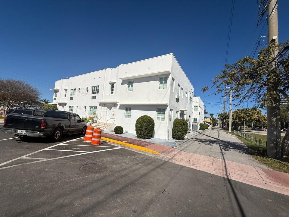 8415 Harding Ave in Miami Beach, FL - Building Photo