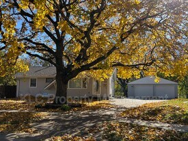 3307 Gleaves Ct in Des Moines, IA - Building Photo