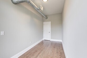 1429 W Grand Ave-Unit -3F in Chicago, IL - Building Photo - Building Photo