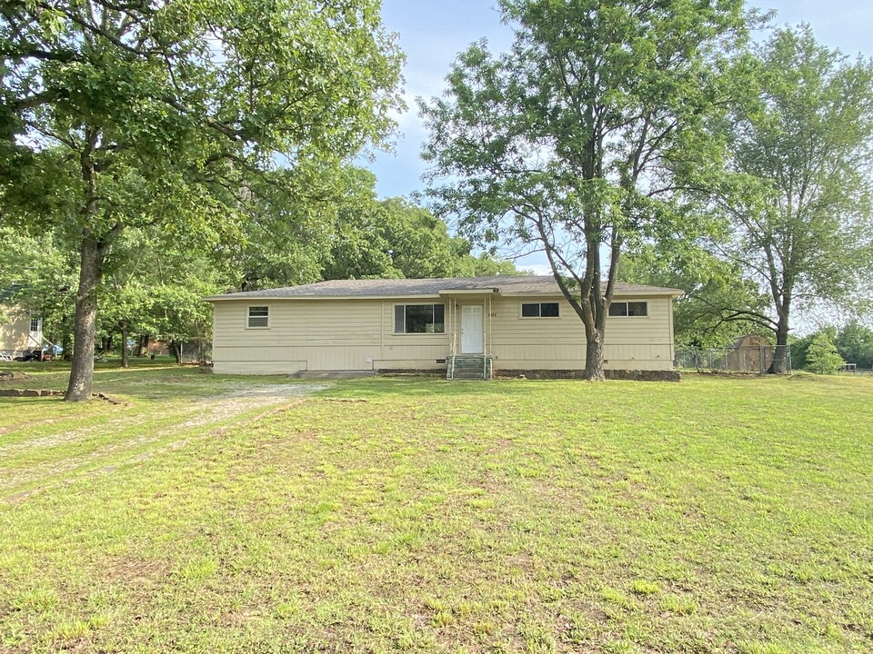 6488 E Hahndo Ln in Fayetteville, AR - Building Photo