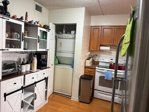 6195 NW 186th St in Hialeah, FL - Foto de edificio - Building Photo