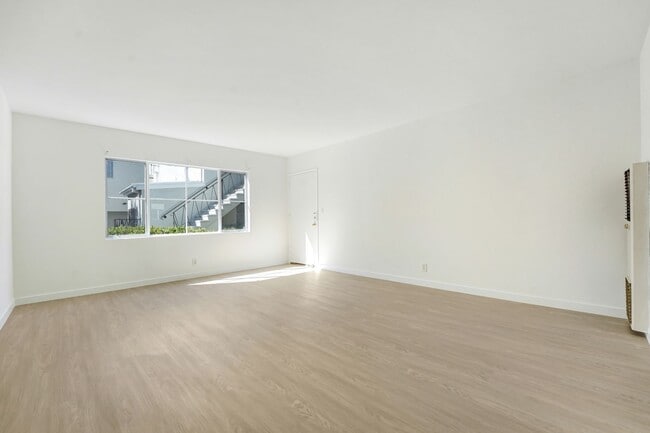 10906 Santa Monica Blvd in Los Angeles, CA - Building Photo - Building Photo