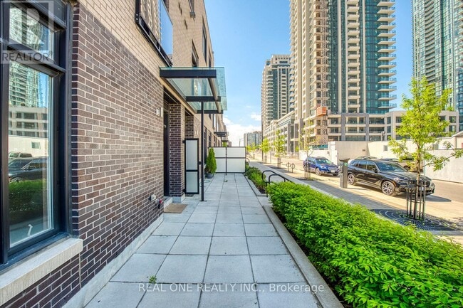 4030 Parkside Village Dr in Mississauga, ON - Building Photo - Building Photo