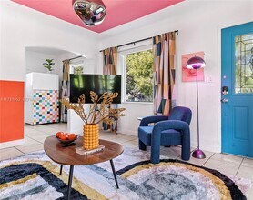 260 NE 45th St in Miami, FL - Foto de edificio - Building Photo