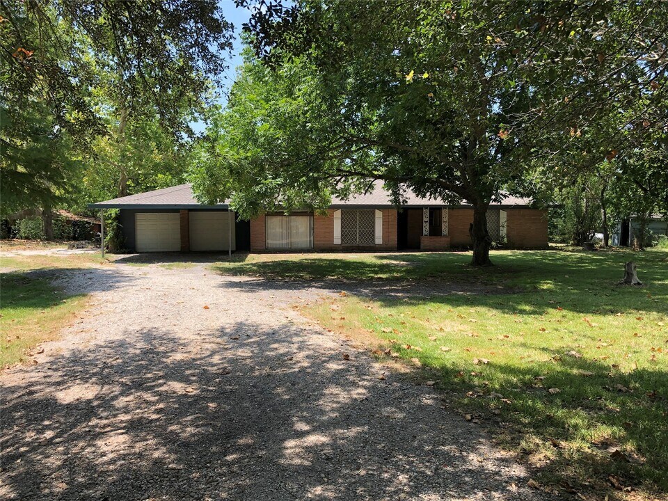 1902 County Rd 56 in Rosharon, TX - Building Photo