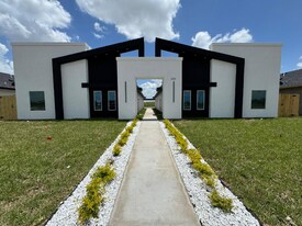 2421 Indian Creek Ave, Unit 3 in McAllen, TX - Building Photo