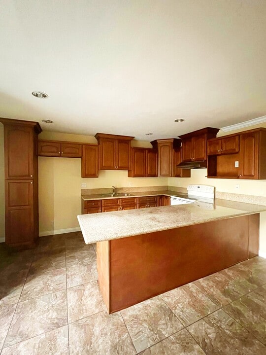 8181 Whitaker St in Buena Park, CA - Building Photo