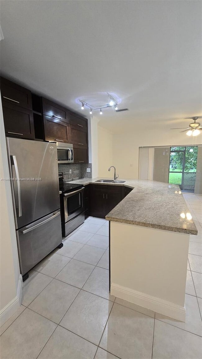 12121 SW 5th Ct in Pembroke Pines, FL - Building Photo - Building Photo