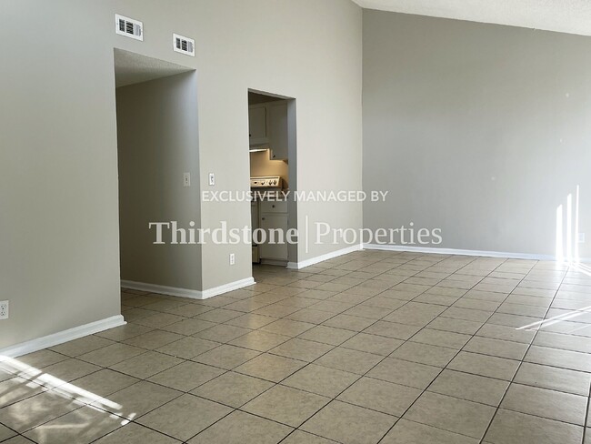 8124 San Jose Manor Dr E in Jacksonville, FL - Building Photo - Building Photo