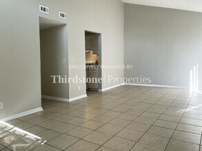 8124 San Jose Manor Dr E in Jacksonville, FL - Building Photo - Building Photo