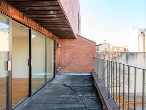 327 Monroe St, Unit B in Philadelphia, PA - Building Photo - Building Photo