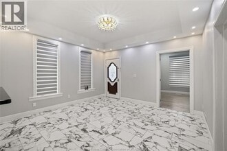 811 Langlois Ave in Windsor, ON - Foto de edificio - Building Photo