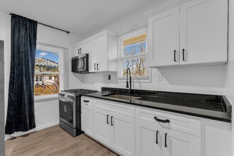 2466 Highland St in Detroit, MI - Foto de edificio - Building Photo