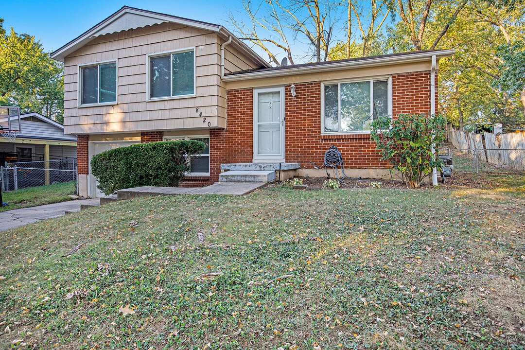 8420 N Virginia Ave in Kansas City, MO - Building Photo