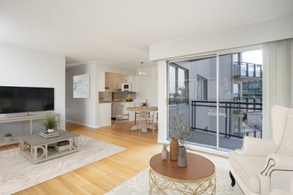 1370 Clyde Ave in West Vancouver, BC - Building Photo - Building Photo