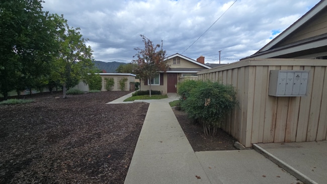 553 E Lemon Ave in Glendora, CA - Foto de edificio - Building Photo