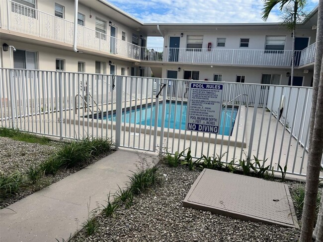 6055 NW 37th St in Virginia Gardens, FL - Foto de edificio - Building Photo