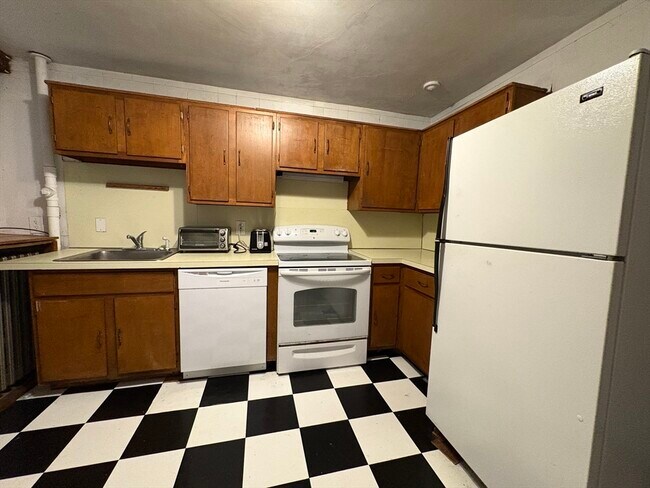 28 Woodward St in Newton, MA - Building Photo - Building Photo