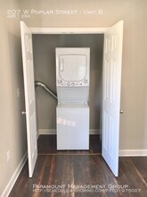 207 W Poplar St-Unit -Unit B in Charleston, SC - Foto de edificio - Building Photo