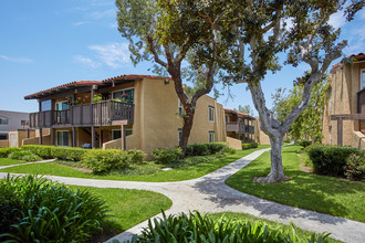 112 Pacific Pointe Apartments in Tustin, CA - Foto de edificio - Building Photo