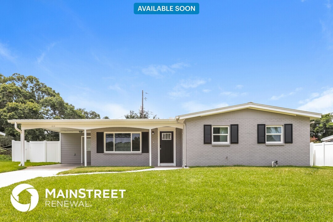 215 Cranberry Ln in Brandon, FL - Building Photo