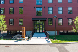 The Edge at Camillus Mills in Camillus, NY - Foto de edificio - Building Photo