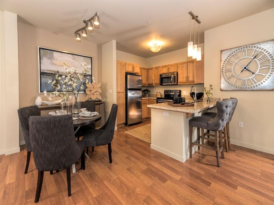 Eddyline at Bridgeport in Tigard, OR - Foto de edificio
