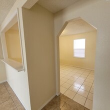 West Oak Apartments in Weslaco, TX - Foto de edificio - Building Photo