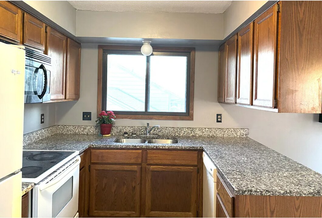 12333 Travois Rd in Eden Prairie, MN - Building Photo