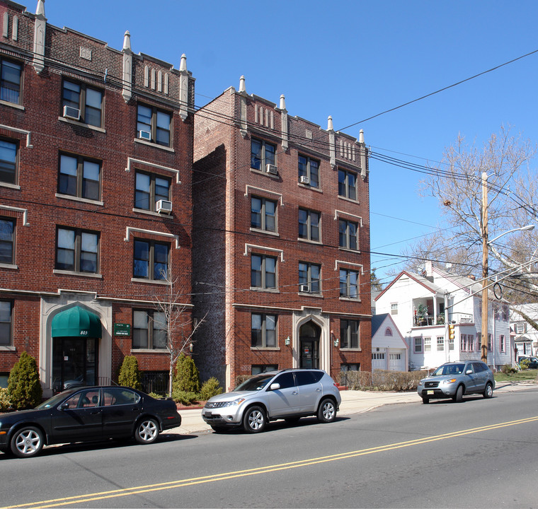 807 Trefoil Manor in Bayonne, NJ - Foto de edificio