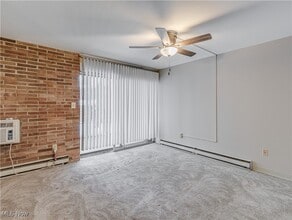 2331 E Market St in Akron, OH - Foto de edificio - Building Photo