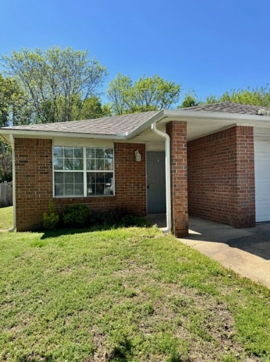 5904 Sara St in Fayetteville, AR - Building Photo