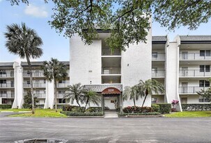 9330 Lagoon Pl in Davie, FL - Building Photo