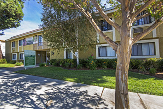 University Gardens in Northridge, CA - Foto de edificio - Building Photo