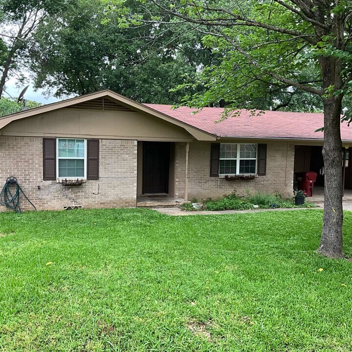 1107 Tower St in Canton, TX - Building Photo