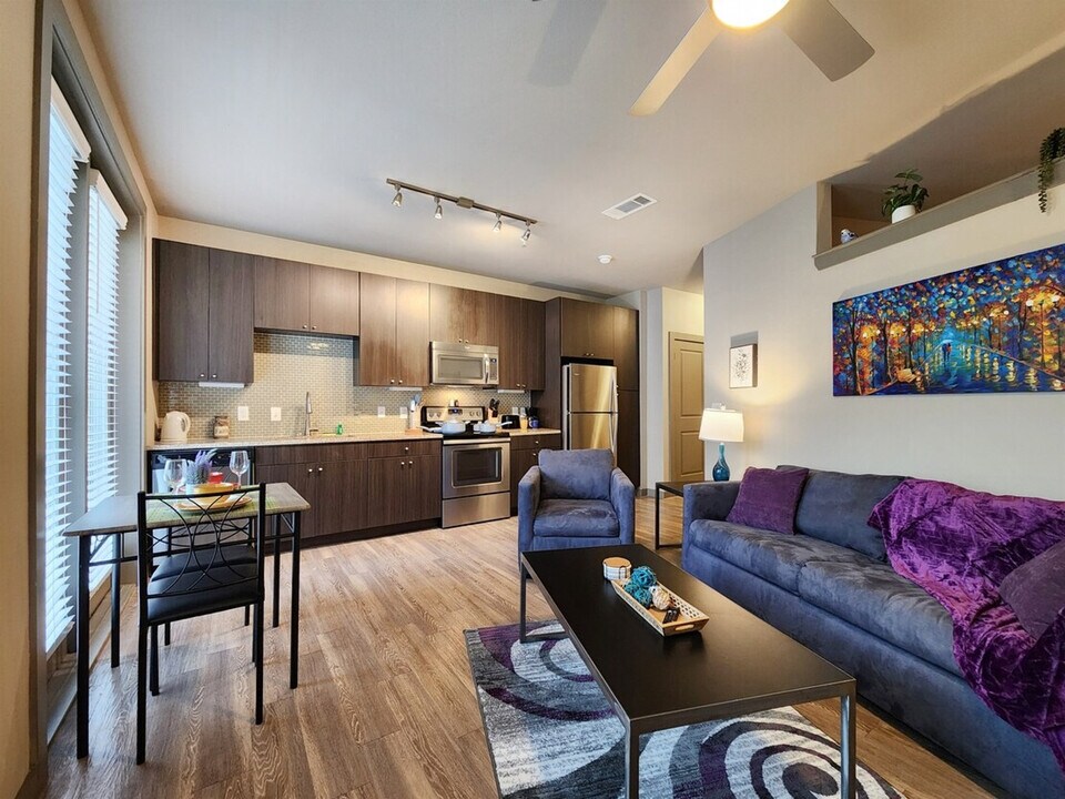 1800 Devonshire Crescent in Houston, TX - Building Photo