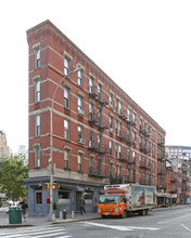 110 Greenwich Ave in New York, NY - Building Photo - Building Photo