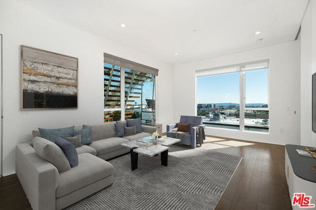 property at 935 N San Vicente Blvd