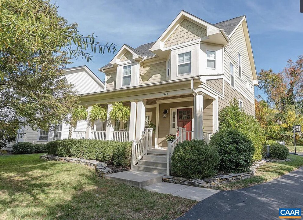 1445 Wickham Pond Dr in Charlottesville, VA - Foto de edificio
